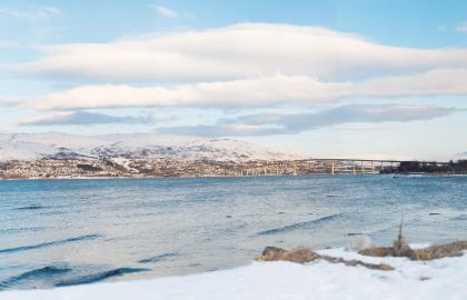 Bilde av Kvaløya og brua fra Tromsøya