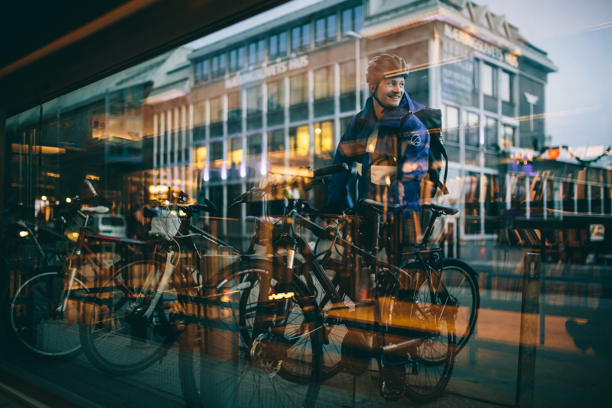 Syklist i sentrum utenfor biblioteket