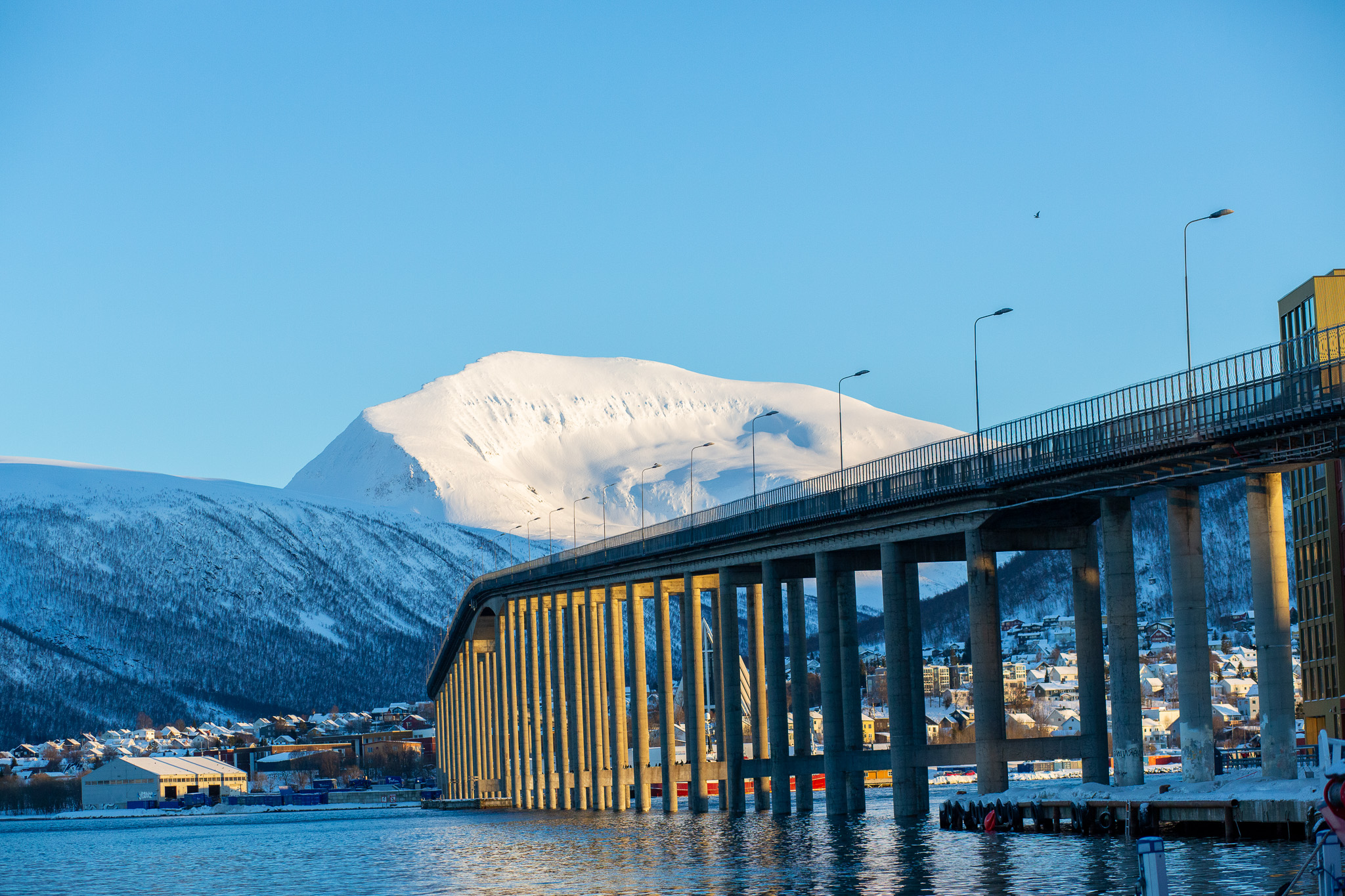 Tromsøbrua sett fra Tromsøya om vinteren