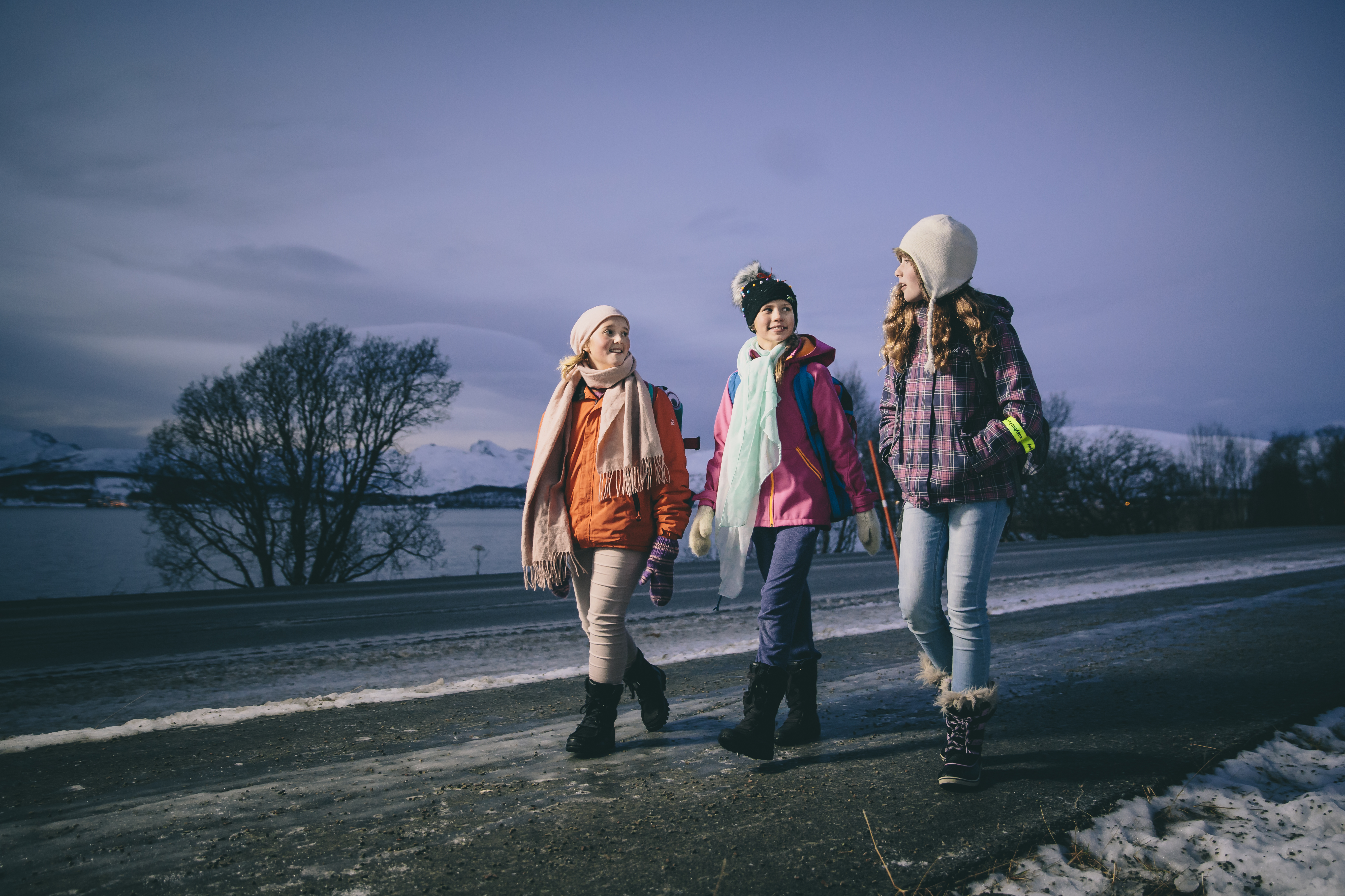 Tre jenter på skolevei