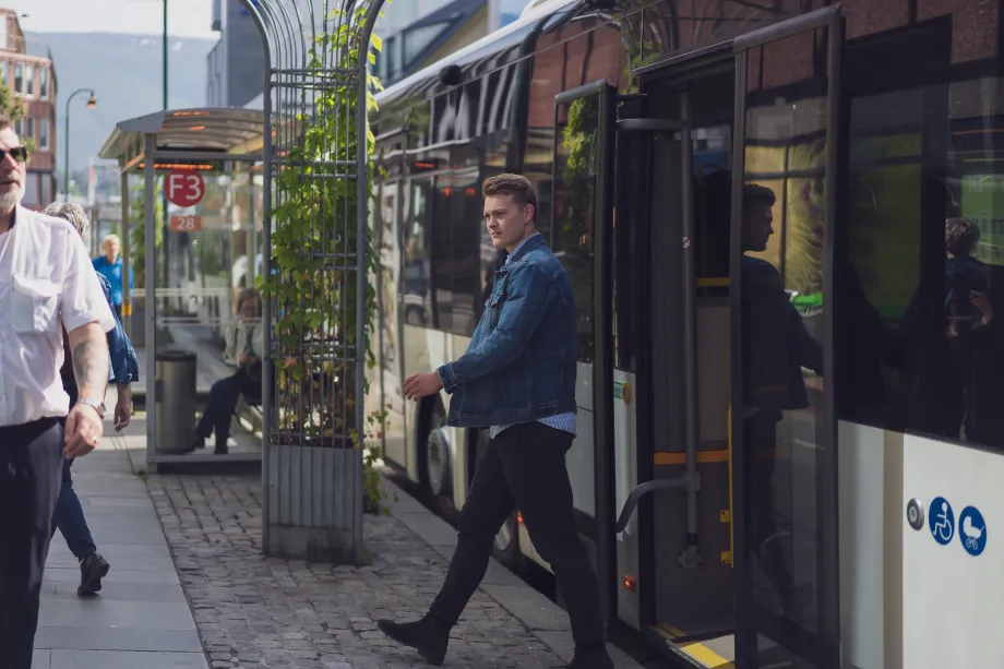 Ung mann går av bussen i Fredrik Langes gate i Tromsø sentrum