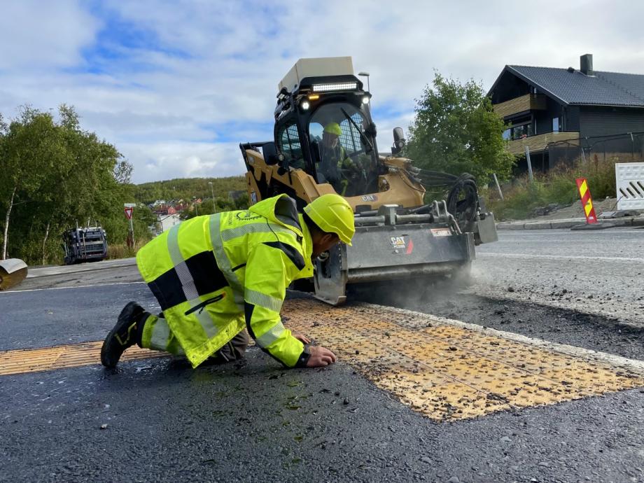 Arbeidere freser asfalt og gjør skoleveien i Hamna ved Solneset skole tryggere