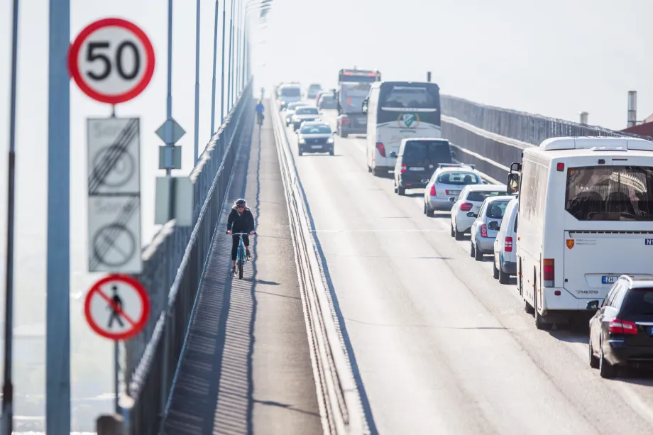 Syklist og trafikk Tromsøbrua