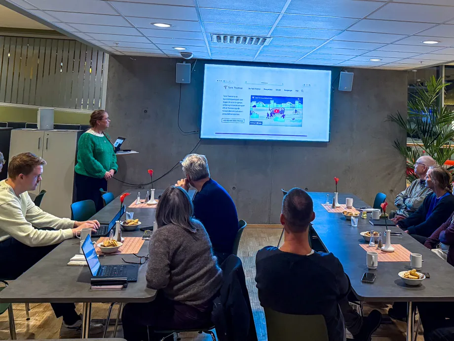 Flere personer samlet i et møte