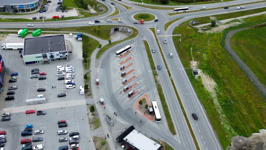 Dronefoto viser oversikt over gammel bussterminal