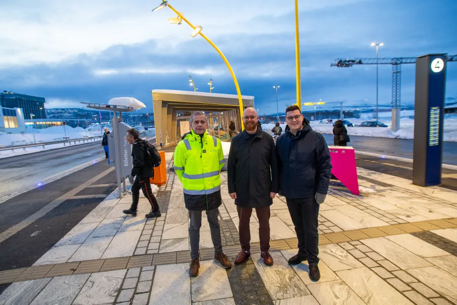 Flere personer samlet utendørs på nye Giæverbukta bussterminal