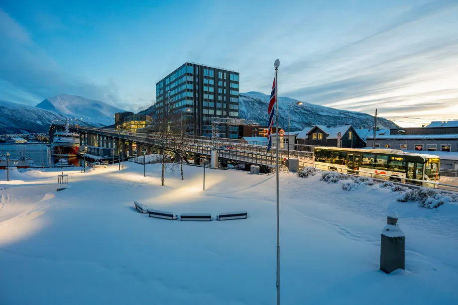 Tromsøbrua sett fra Tromsøya om vinteren