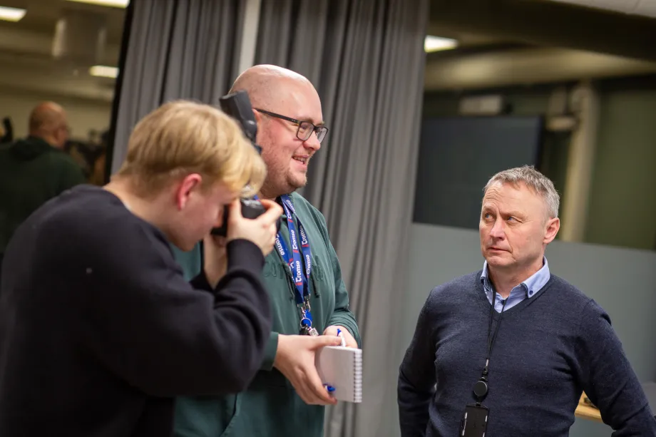 Mann intervjues av journalist