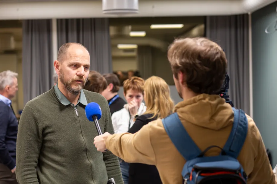 Mann intervjues av journalist