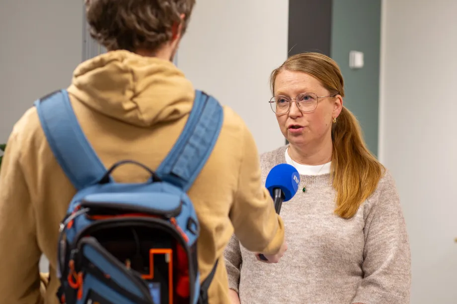 Kvinne intervjues av journalist