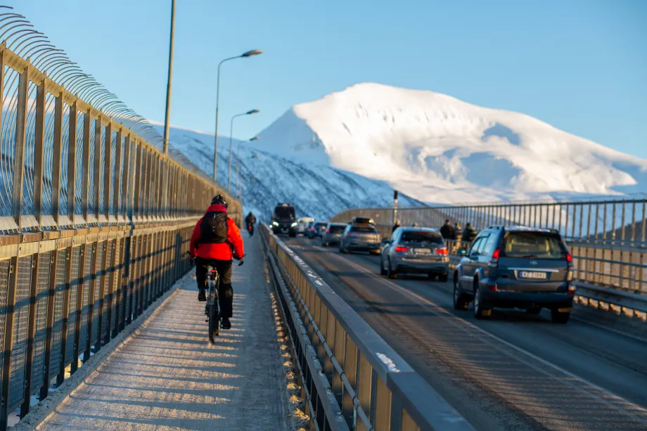 Syklist på Tromsøbrua