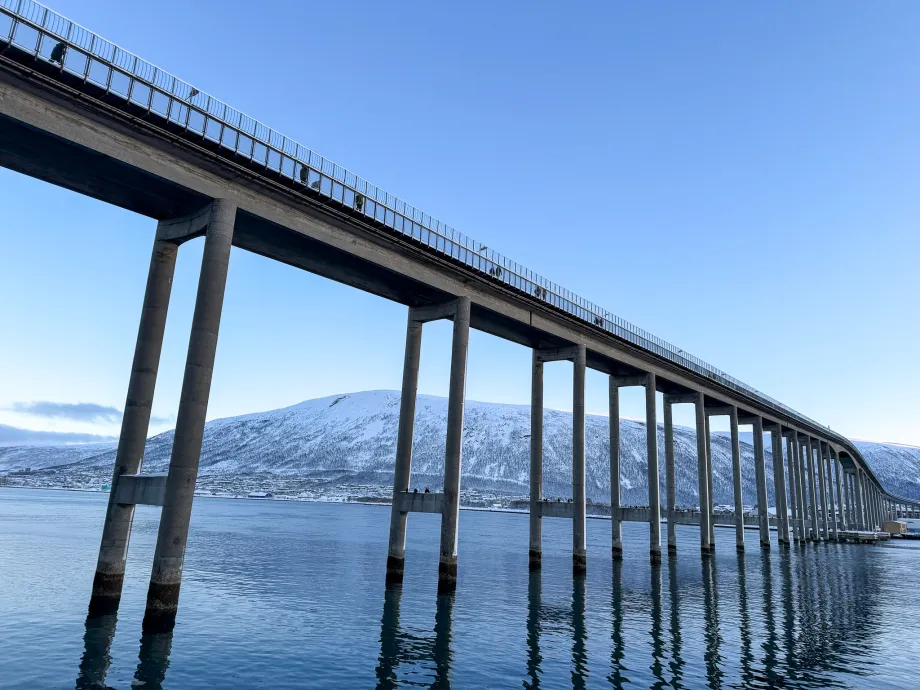 Tromsøbrua med gående i gangfeltet på sørlig side