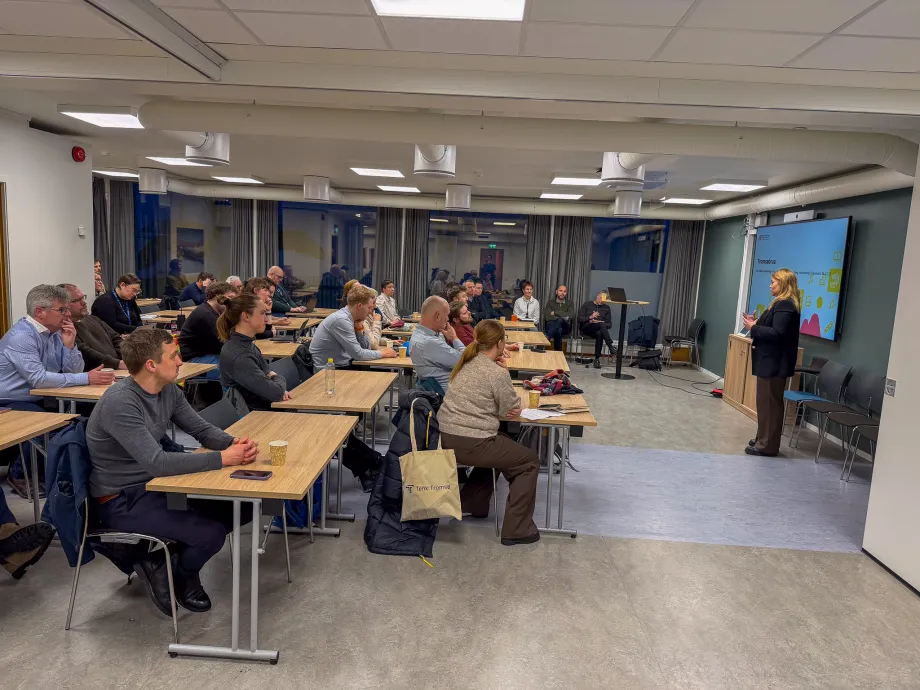 Fylkesordfører holder innlegg i folkemøte