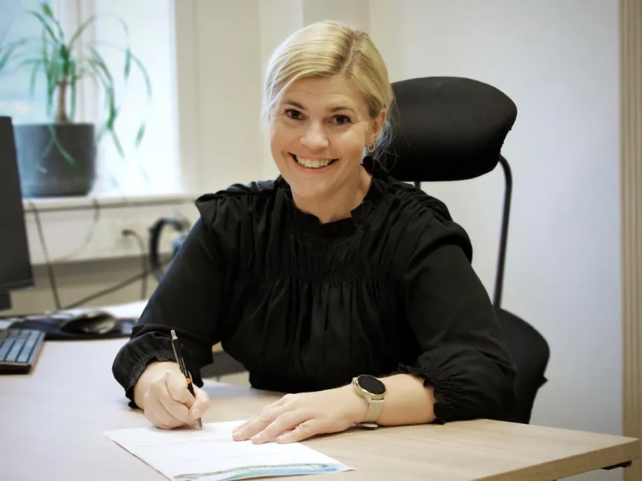Fylkesordfører Kristina Torbergsen signerer kontrakt