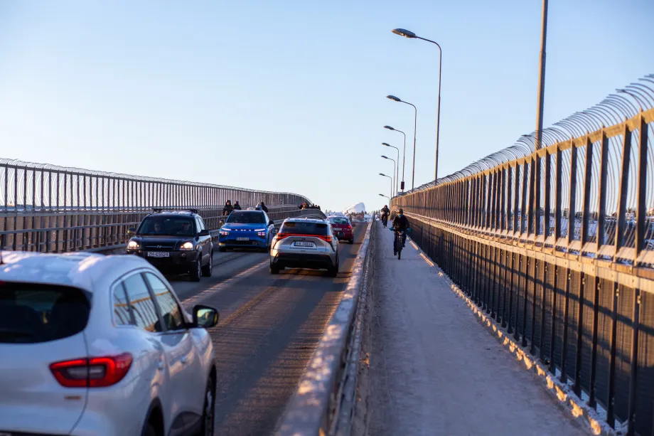 Syklist på Tromsøbrua