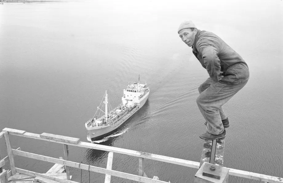 Mann står på gjerdet på Tromsøbrua