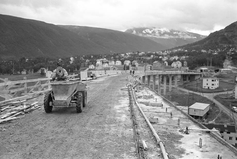 Historisk bilde fra bygging av brua i 1959 med veiarbeider