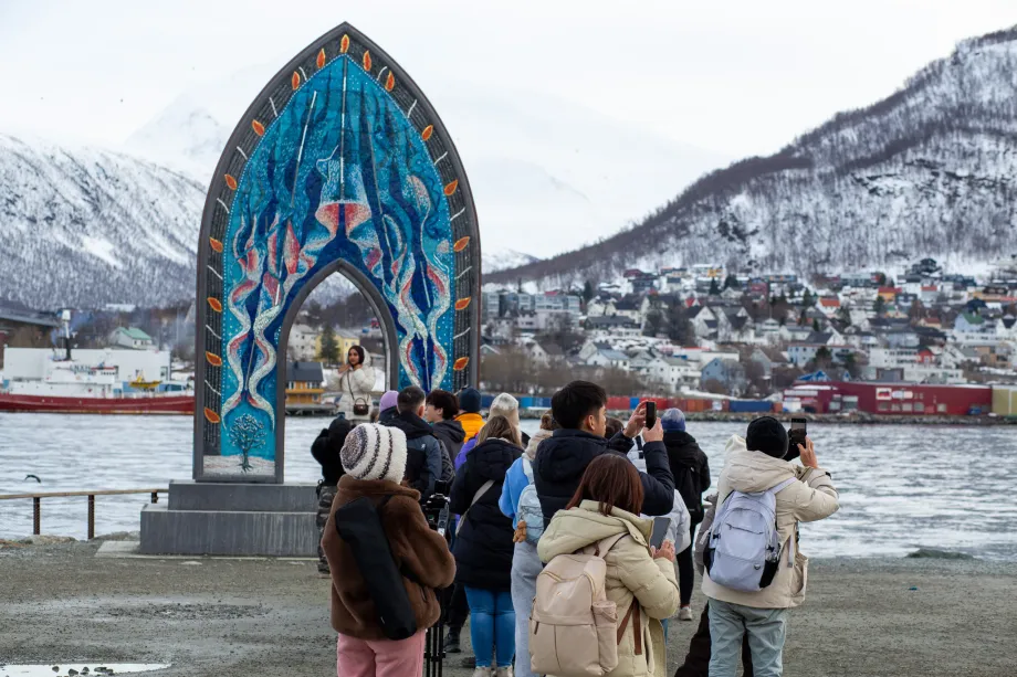 Turister tar bilder ved Porten til ishavet på Vervet