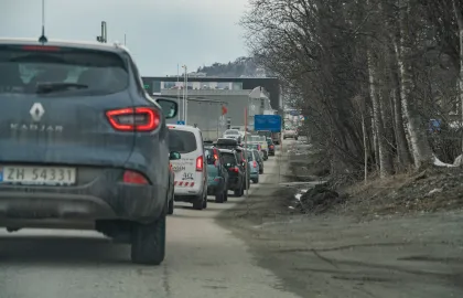 Biler i kø langs Stakkevollvegen i Tromsø.