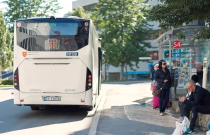 Buss ved holdeplass i Tromsø sentrum.
