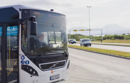 Buss som kjører ut av bussterminalen i Giæverbukta i Tromsø.