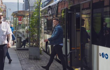 Ung mann går av bussen i Fredrik Langes gate i Tromsø sentrum
