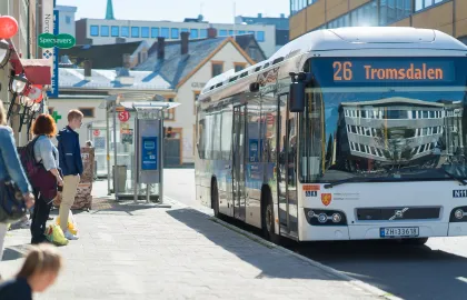 Rutebuss som passerer holdeplass i Sjøgata i Tromsø sentrum.