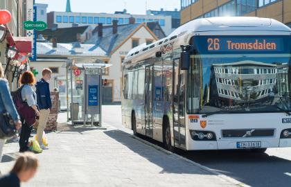 Rutebuss som passerer holdeplass i Sjøgata i Tromsø sentrum.