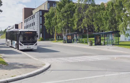 Buss som passerer holdeplasser ved UiT