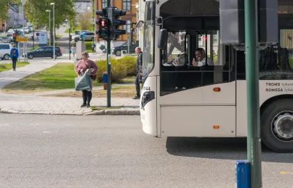 Buss venter på grønt lys i et kryss i Tromsø sentrum.