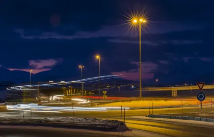 Lys fra biler som kjører i rundkjøringen på Langnes.