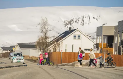 Skolebarn krysser vegen i Hamna
