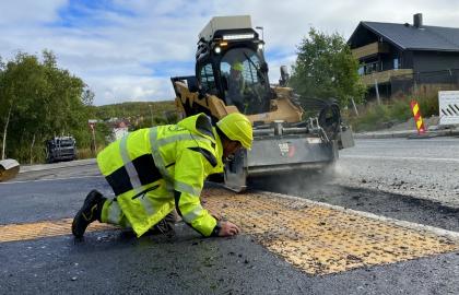 Arbeidere freser asfalt og gjør skoleveien i Hamna ved Solneset skole tryggere