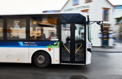 Kjørende buss gjennom sentrum
