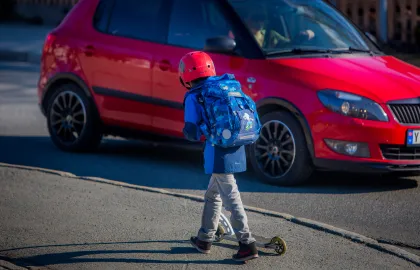 Tenk Tromsø skal bedre fremkommeligheten i Langnesområdet Gutt med sekk og sparkesykkel foran rød bil