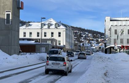 Gatebilde fra Stakkevollvegen, med snø og biltrafikk.