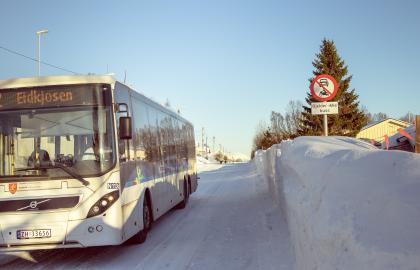 Buss på vinterføre på Kvaløya