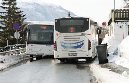 To busser møtes i Dramsvegen