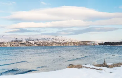 Bru over til Kvaløya Bilde av Kvaløya og brua fra Tromsøya
