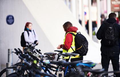 Syklist ved sykkelparkering i Tromsø sentrum