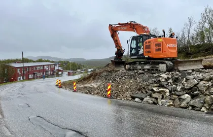 Arbeidene langs Nordøyvegen er i gang. Nordøyvegen med gravemaskin og Stakkevollan skole.