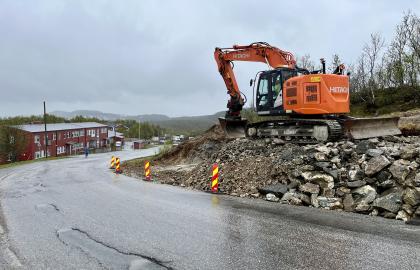Nordøyvegen med gravemaskin og Stakkevollan skole.