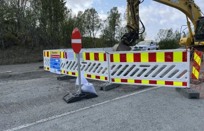 Veisperring med skilt og gjerder i Nordøyvegen