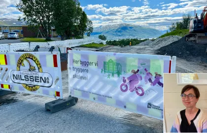 Nordøyvegen på Stakkevollan får store utbedringer. Nordøyvegen med gravemaskin, byggegjerder og innfelt bilde av rektor ved Stakkevollan skole