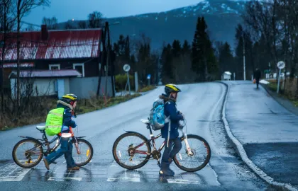 Barn på sykkel i overgangsfelt Barn på sykkel i overgangsfelt