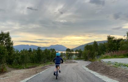 Gutt på ny gang og sykkelvei