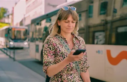 Svipper buss og bussreisende kvinne. 