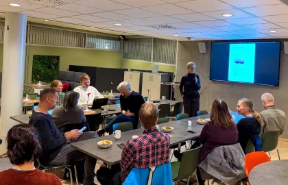 Flere personer samlet i et møte