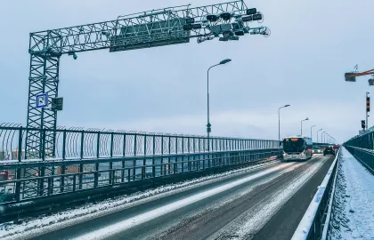 Viser bomstasjon på Tromsøbrua om vinteren