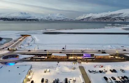 Giæverbukta bussterminal drone Dronefoto viser oversikt over bussterminalen
